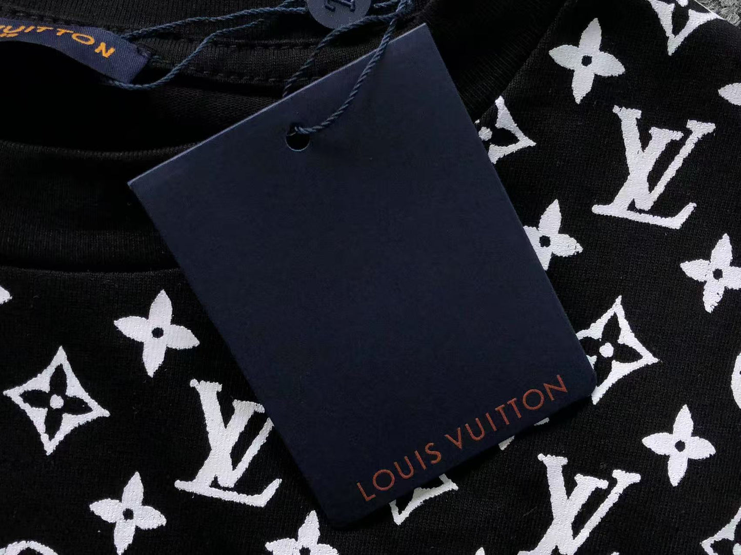 L⭐️ Black/White T Shirt