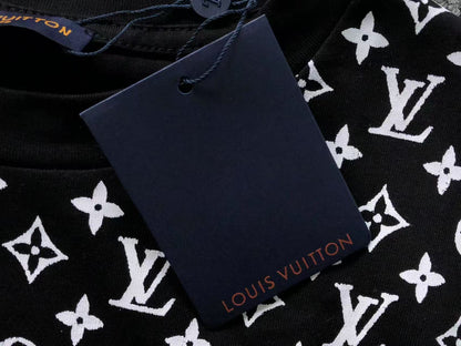 L⭐️ Black/White T Shirt